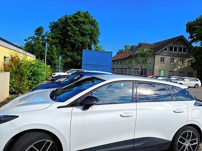 Diese Parkreihe gibt die Realschule an die Feuerwehr ab, damit die Einsatzkräfte ihre Autos abstellen können.