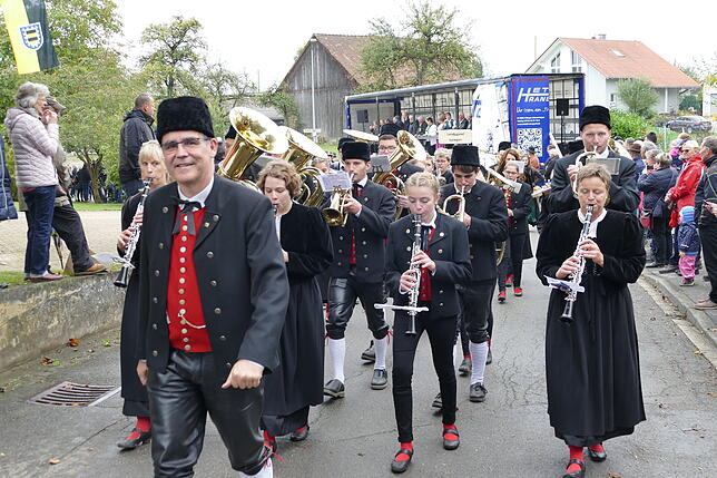 Bild 21: Tausende bejubeln beim Umzug des Kreiserntedankfestes die Leistung der Jugendlichen