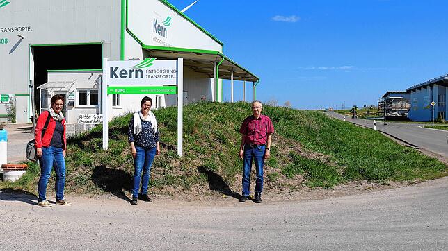 Evelin Stegerer (links) will Autofahrern die Wartezeit verkürzen, Sandra Kern freut sich, das Recycling in Bonndorf wieder möglich ist, ...