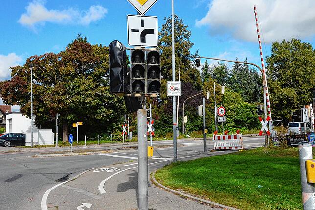 Die Straßenbauarbeiten beim Bahnübergang kommen die Stadt teurer, als bislang erwartet. Statt rund 225 000 Euro muss sie nun an die ...