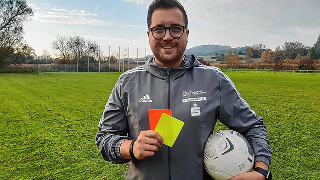 Dario Litterst ist Schiedsrichter-Lehrwart des Bezirks Bodensee und pfeift auch selbst für den SV Bohlingen.