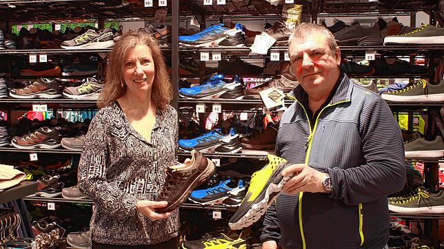 Alteingesessene Geschäfte wie Sport Martin (im Bild Manuela und Eberhard Martin) sorgen für Konstanz in der Innenstadt. Um Handel und ...