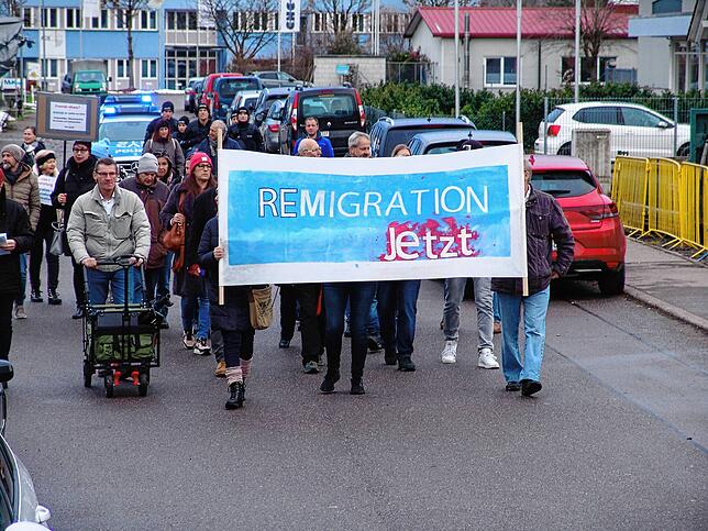 Klein, aber laut: AfD-Anhänger demonstrieren im Dezember gegen die Eröffnung eines Geflüchtetenheims in Salem-Mimmenhausen.
