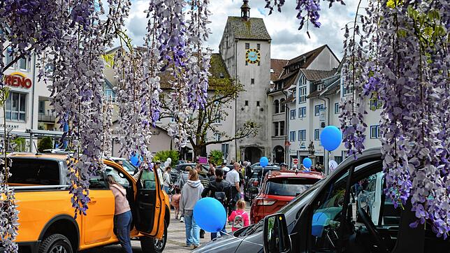 Wunderschönes, frühlingshaftes Wetter herrschte beim verkaufsoffenen Sonntag und Autotag in Waldshut. Hunderte von Besuchern nutzten das ...
