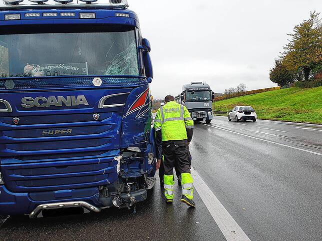 Ein Abschleppunternehmen rückte an und schleppte den beschädigten Lastwagen ab.