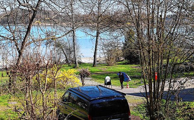 Noch keine privaten Zelte sind auf dem Campingplatz zu sehen. Es ist dafür zu windig.