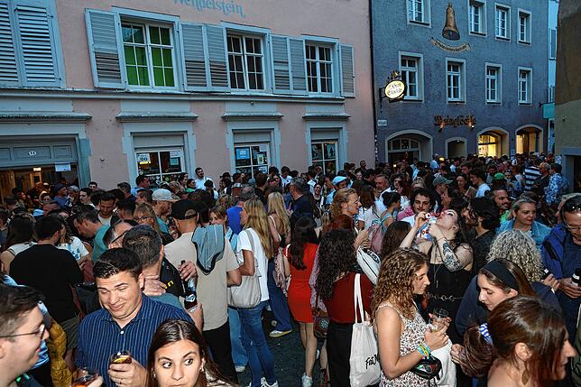Bild 11: Zum zweiten Gassenfreitag kommen wieder viele Konstanzer in die Niederburg