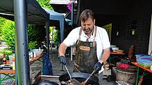 Stefan Regner bereitet auf dem Kammbühlhof im St.¦Blasier Ortsteil Menzenschwand Frikadellen und Kräuter-Quarkkeulchen zu. Foto: Karin ...