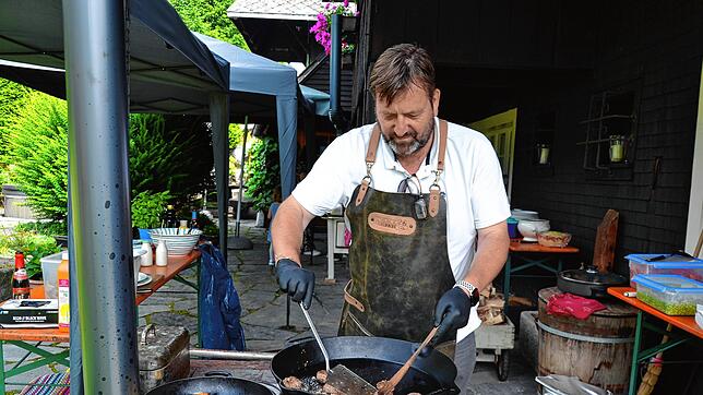 Stefan Regner bereitet auf dem Kammbühlhof im St.¦Blasier Ortsteil Menzenschwand Frikadellen und Kräuter-Quarkkeulchen zu. Foto: Karin ...