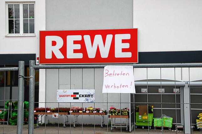 Ein provisorisch aussehendes Schild verkündet, dass das Betreten untersagt ist.