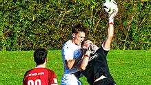 Der Salemer Torhüter Ronny Klockner klärt diese Situation gegen den Villinger Angreifer Jason Barth. Das Verbandsligaderby endete 2:2.