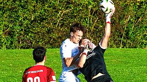 Der Salemer Torhüter Ronny Klockner klärt diese Situation gegen den Villinger Angreifer Jason Barth. Das Verbandsligaderby endete 2:2.
