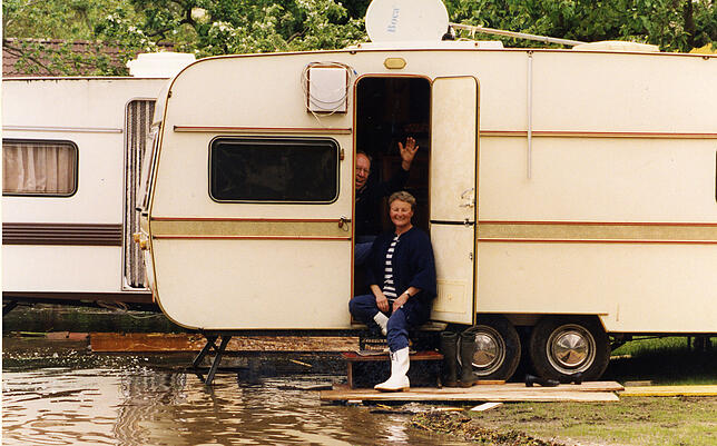 Diese Wohnwagencamper nehmen die Situation mit Humor.