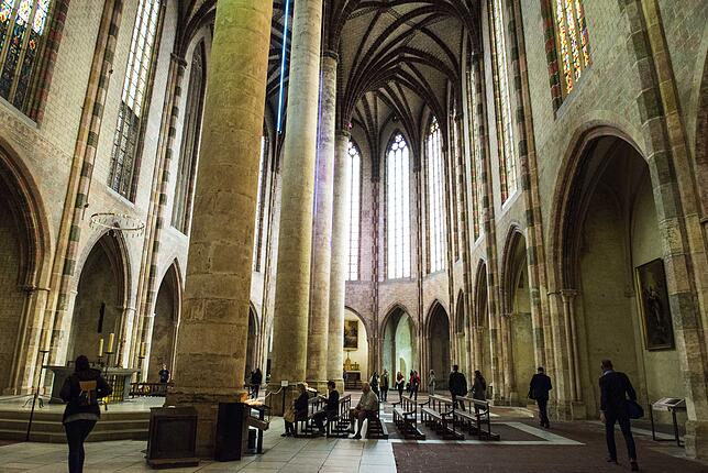 Das monumentale Innere der Kirche &ndash; die Kuppel ist 28 Meter hoch &ndash; beherbergt die Gebeine des heiligen Thomas von Aquin.