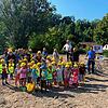 Die Kinder des abgebrannten Kindergartens Seeboden durften selbst beim ersten Spatenstich für den Neubau mithelfen.