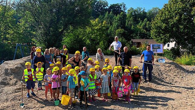 Die Kinder des abgebrannten Kindergartens Seeboden durften selbst beim ersten Spatenstich für den Neubau mithelfen.