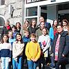 Schüler des Schulverbunds Nellenburg mit Rektorin Beate Clot (v.l.), Corinna Bruggaier (Kulturamt), Moderator Georg Mais, Nadja Kragler ...