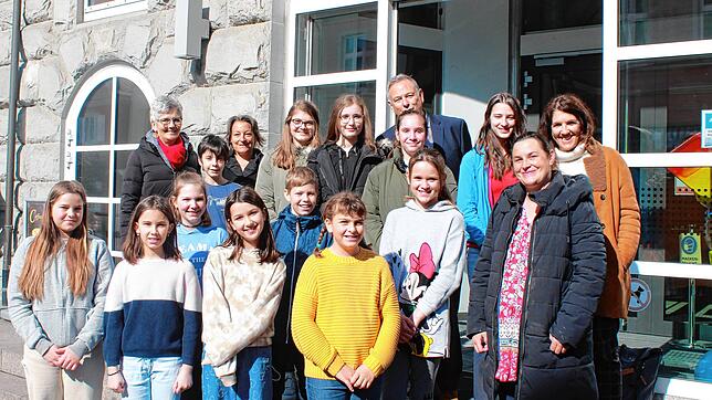 Schüler des Schulverbunds Nellenburg mit Rektorin Beate Clot (v.l.), Corinna Bruggaier (Kulturamt), Moderator Georg Mais, Nadja Kragler ...