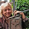 Bildhauerin Daniela Einsdorf mit dem historischen Holzbalken, der 2007 den schmiedeeisernen Leuchter mit 72 Lichtschalen für die Opfer trug.