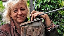 Bildhauerin Daniela Einsdorf mit dem historischen Holzbalken, der 2007 den schmiedeeisernen Leuchter mit 72 Lichtschalen für die Opfer trug.