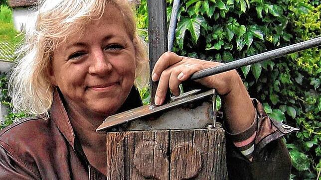 Bildhauerin Daniela Einsdorf mit dem historischen Holzbalken, der 2007 den schmiedeeisernen Leuchter mit 72 Lichtschalen für die Opfer trug.