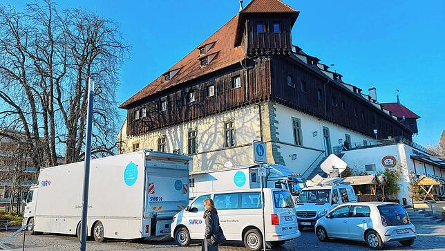 Aufwendig: Vor dem Konstanzer Konzil stehen viele Fahrzeuge des Südwestrundfunks (SWR). Der Sender überträgt von hier aus live die ...