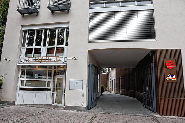 Neben dem Durchgang zur Kanzleistraße entsteht das „Bonama“. Sowohl vor als auch hinter dem Gebäude wird draußen bestuhlt, ...