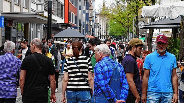 In den Nachmittagsstunden waren die Fußgängerzonen in der Singener Innenstadt voller Menschen, die den verkaufsoffenen Sonntag mit dem ...