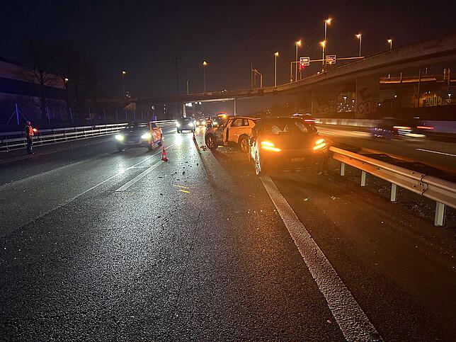 Auf der A1 bei Spreitenbach im Kanton Aargau sind zwei Autos ineinander gekracht.