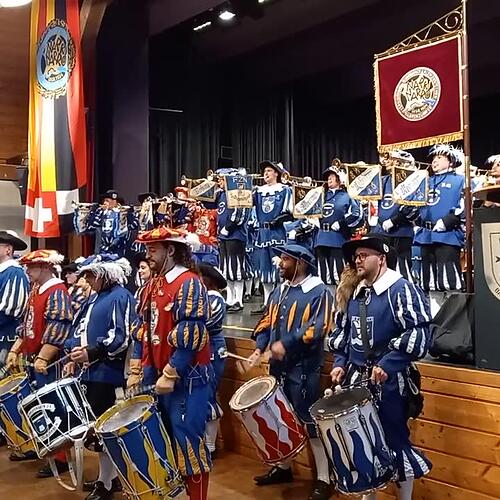 Musikalische Überraschung von fünf Fanfarenzügen