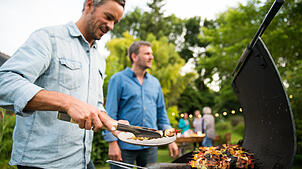 An warmen Sommertagen ist das Grillen an Grillstellen in der Region sehr beliebt. (Symbolfoto)