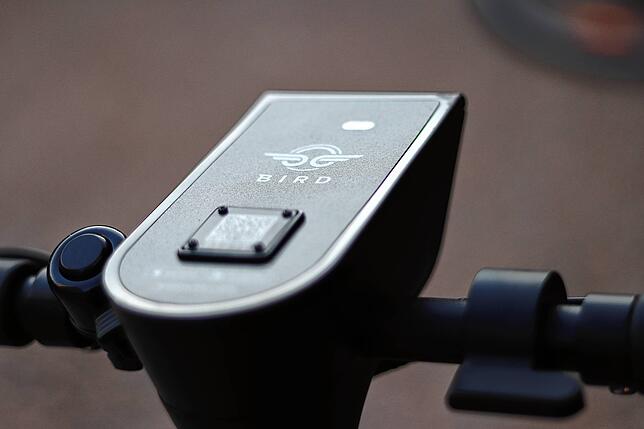 Auf dem Lenker des Rollers sitzt der QR-Code.