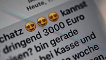Herz-Emojis stehen in einer Nachricht auf einem Smartphone. Wegen des Verdachts auf Geldwäsche im Bereich des Internetbetrugs Love Scam ...