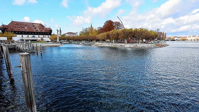 Deutlich sichtbar: der im November 2023 hohe Wasserstand im Hafenbecken Konstanz