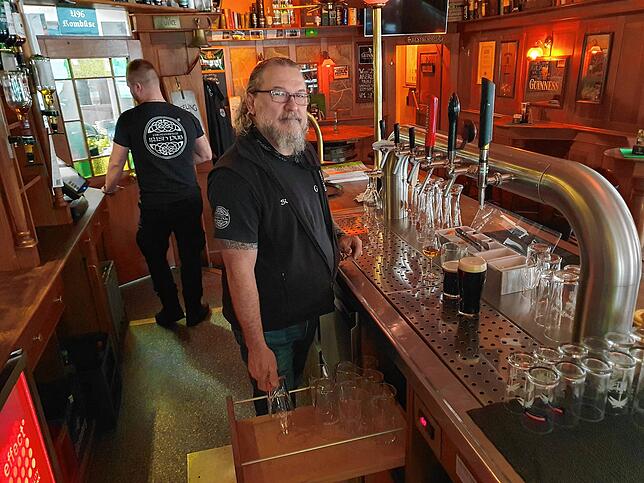 Im Villinger Irish Pub ist alles durchdacht: Neues Guinness-Glas? Einfach Schublade auf, wie hier Werner Hergert demonstriert.