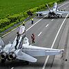 Schweiz, Payerne: Zwei Kampfflugzeuge vom Typ F/A-18 sind auf dem Autobahnabschnitt A1 gelandet und werden gewartet.