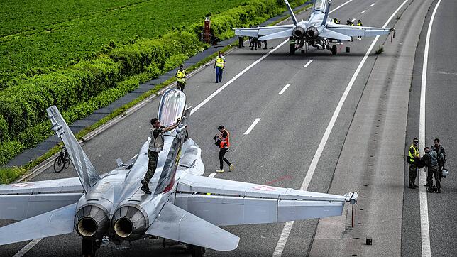 Schweiz, Payerne: Zwei Kampfflugzeuge vom Typ F/A-18 sind auf dem Autobahnabschnitt A1 gelandet und werden gewartet.