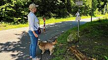 Es ist ein geteilter Fuß- und Radweg, auf dem Michaela Tartsch und ihr kleiner Hund täglich spazieren gehen, das zeigt das Schild ...