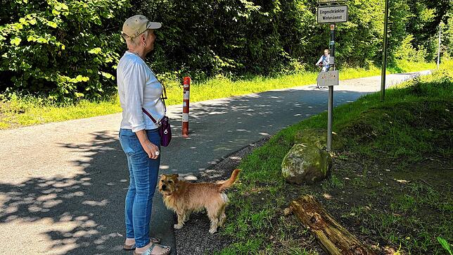 Es ist ein geteilter Fuß- und Radweg, auf dem Michaela Tartsch und ihr kleiner Hund täglich spazieren gehen, das zeigt das Schild ...