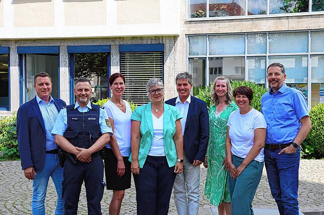 Von links: David Bercher von den Johannitern, Jens Dittrich vom Polizeirevier Friedrichshafen, Christine Waggershauser (Leitung des ...