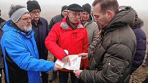 Windkraftforscher im Nebel. Wo steht denn nun der Pfosten?