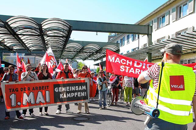 Rund 300 Gewerkschafter aus Konstanz und der Schweiz feiern den Ersten Mai gemeinsam. Er beginnt mit einem Protestzug von der Grenze zum ...