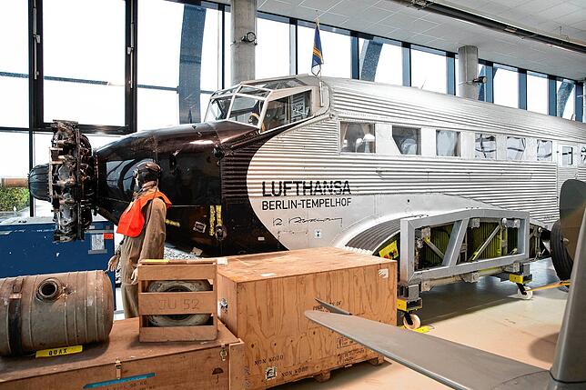 Der Rumpf der Ju 52 steht im Hangar am Flughafen Paderborn-Lippstadt.