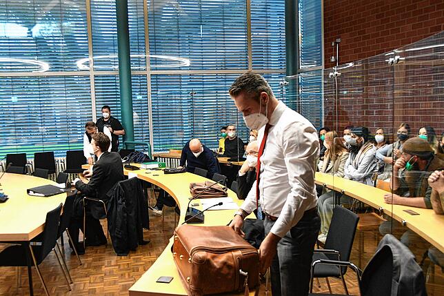 Viel Betrieb im großen Saal des Konstanzer Landgerichts: Sechs Personen müssen sich wegen bandenmäßigen Drogenhandels verantworten, das ...