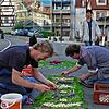 Für die Fronleichnamsprozession legen Anwohner in der Meßkircher Grabenstraße einen Blumenteppich.