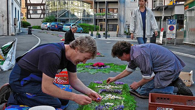 Für die Fronleichnamsprozession legen Anwohner in der Meßkircher Grabenstraße einen Blumenteppich.