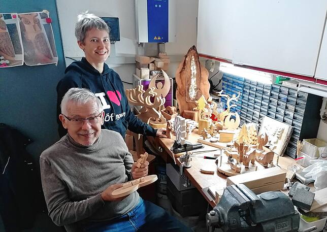 Öfinger Weihnachtszauber: Kurt Nopper und Tochter Tanja präsentieren stolz ihre handgefertigten Holzbasteleien, die sie auf dem ...
