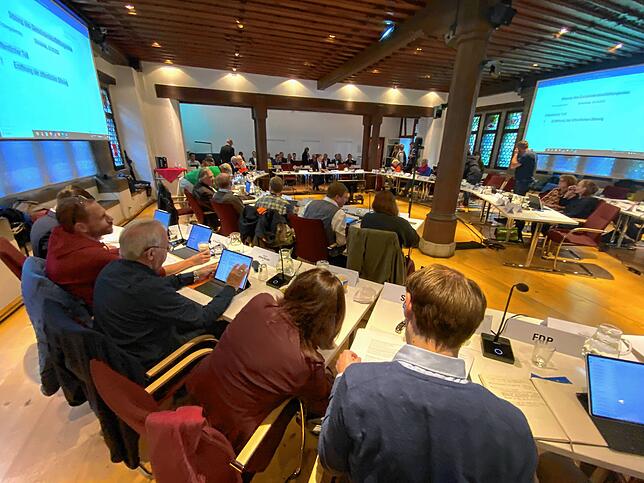(Archivbild von Oktober 2023): Der Konstanzer Gemeinderat tagt im Ratssaal des Rathauses. Nach der Kommunalwahl am 9. Juni werden hier ...