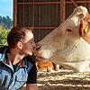 Patrick Kübler und seine Frau Kerstin betreiben in Tettnang einen Milchviehhof, der ganz auf das Tierwohl ausgerichtet ist. Hier schmust ...