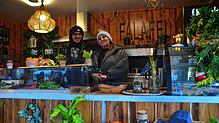 Wie in einem gemütlichen Wohnzimmer zur Weihnachtszeit sieht es beim ersten Winterfestival im Foodtruck von „Adibs Falafel“ von Salo ...